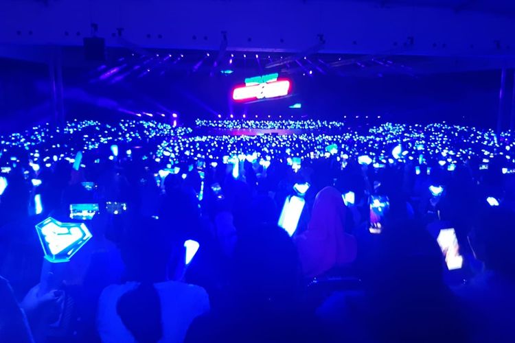 Para penggemar boyband Super Junior atau yang kerap disapa Elf saat menyalakan lightstick di konser Super Junior, Super Show 8: Infinite Time, di ICE BSD Tangerang, Sabtu (11/1/2020).