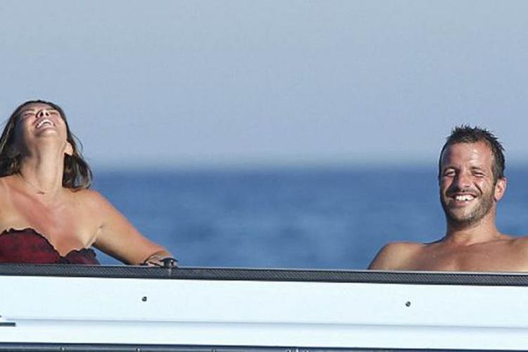 Rafael van der Vaart bersama kekasihnya, Sabia Boulahrouz, ketika menyewa kapal untuk liburan di St Tropez.