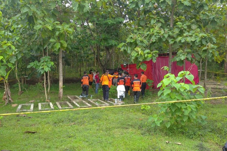 Tim Inafis Polres Karanganyar bersama tim Labfor Dokes Polda Jawa Tengah melakukan pembongkaran makam Suminem pada Senin (7/3/2022) sekira pukul 12.00 WIB.