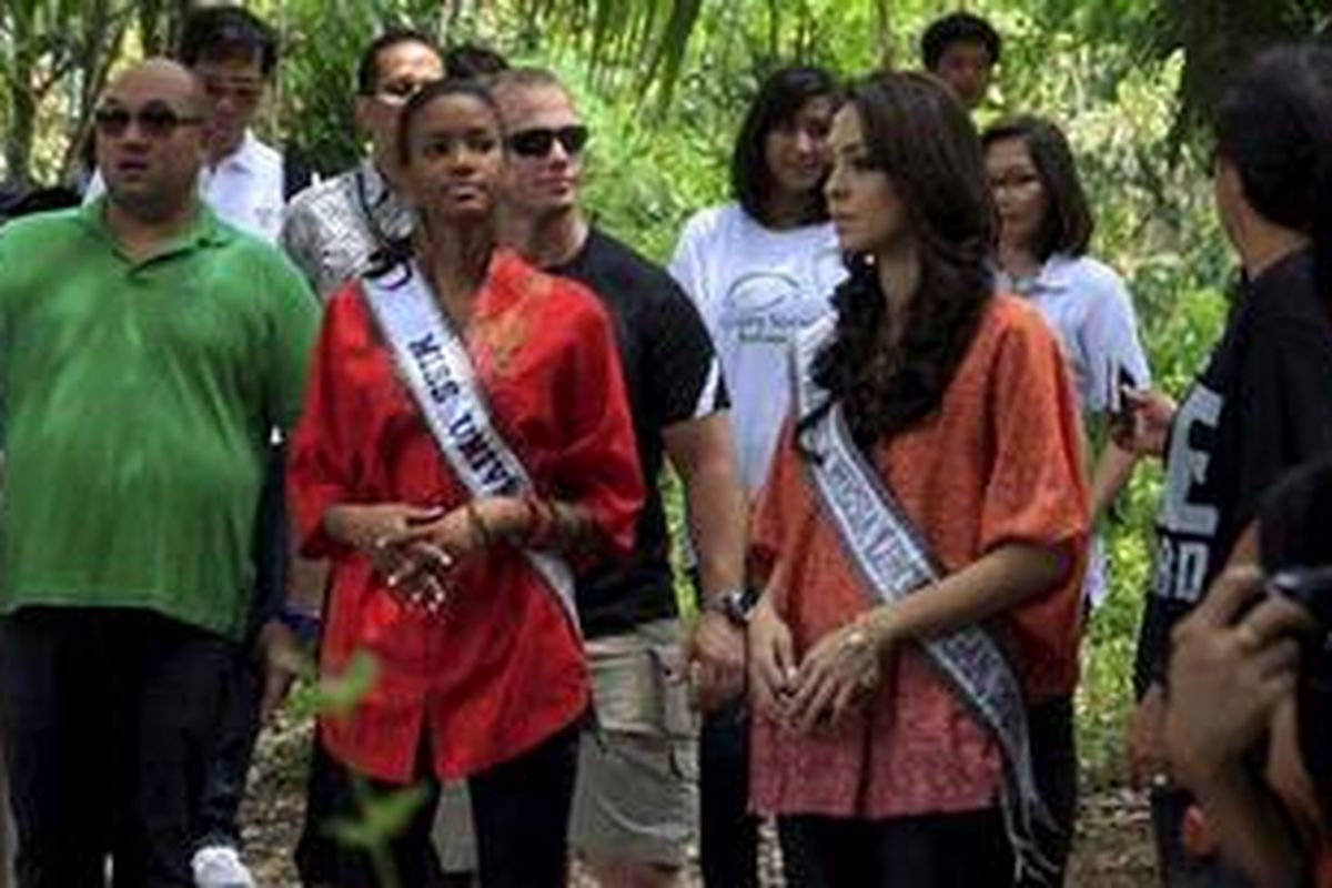 Miss Universe 2011, Leila Lopes (25) didampingi oleh Puteri Lingkungan 2010, Reisa Kartikasari, melakukan kegiatan penanaman bibit pohon mangrove di Ekowisata Mangrove Sudyatmo Pantai Indah Kapuk, Jakarta Utara, Kamis (6/10/2011).   