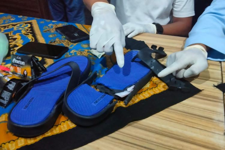 Sandal yang digunakan pelaku menyelundupkan narkoba ke Lapas Banyuwangi 