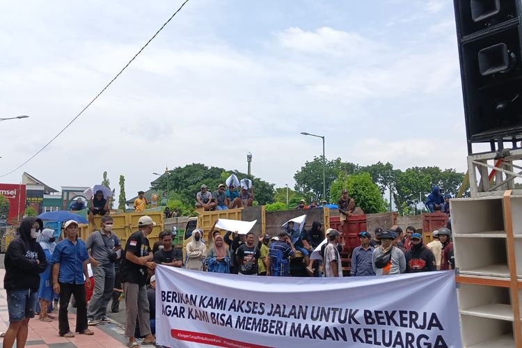 Puluhan supir menggelar aksi demonstrasi di depan kantor Pemkab Jember pada Senin (3/2/2025)