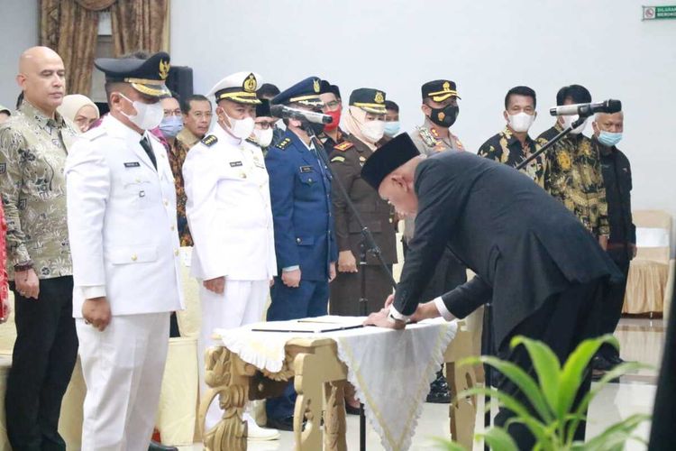 Gubernur Sumbar Mahyeldi melantik Martinus Dahlan sebagai Penjabat Bupati Mentawai, Minggu (22/5/2022) di Padang.