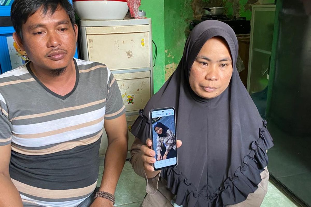 Pasangan Bambang Sriyanto (39) dan Kiyah (41) tengah menunjukkan foto anaknya, Waliyah (16) yang diduga diculik pria tak dikenal. 