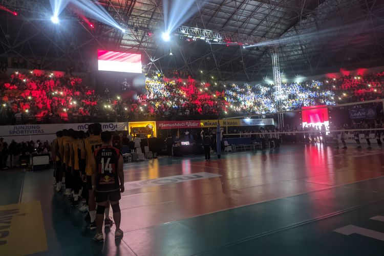 Suasana sebelum laga Grand Final Proliga 2023 antara Jakarta LaVani Allo Bank dan Jakarta Bhayangkara Presisi yang digelar di GOR Amongrogo, Yogyakarta, pada Minggu (19/3/2023) malam WIB. (KOMPAS.com/Ervan Yudhi)