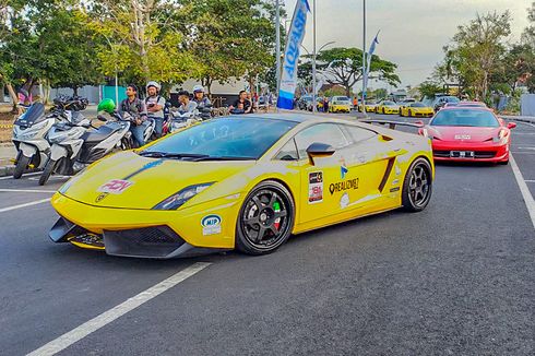 Warga Banyuwangi Antusias Sambut Kedatangan Puluhan Supercar