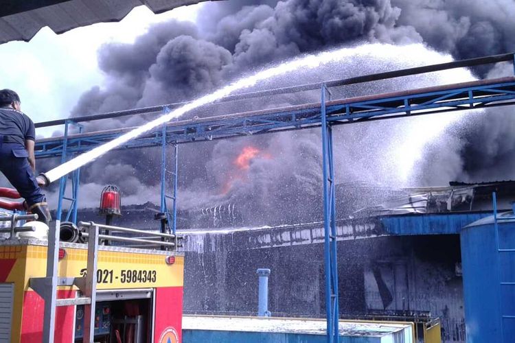 Kebakaran terjadi di PT Indofood TBK, Kabupaten Tangerang, Senin (8/2/2021)