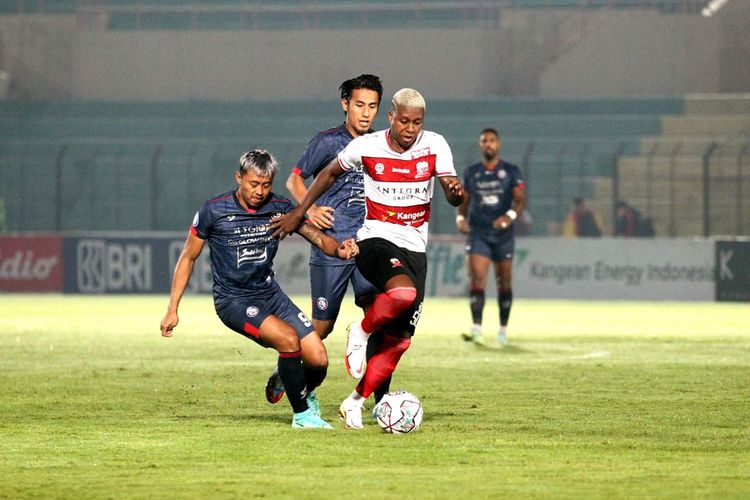 Aksi pada laga lanjutan Liga 1 2021-2022 antara Madura United vs Arema FC di Stadion Sultan Agung, Bantul, Senin (1/11/2021).