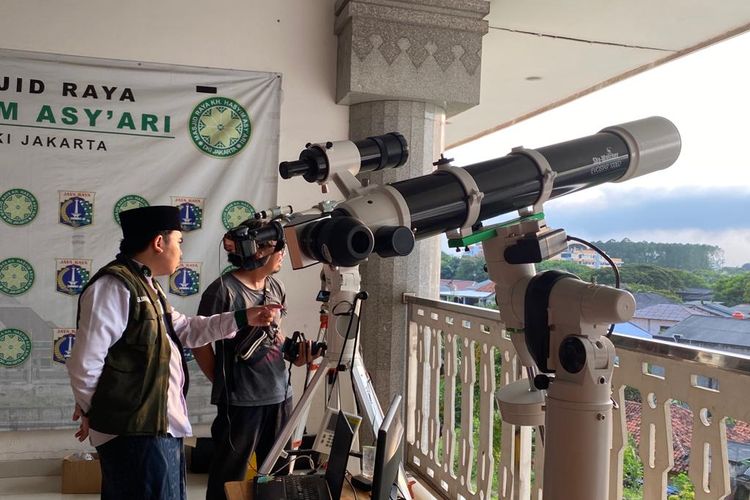 Proses pemantauan hilal di Masjid Raya KH Hasyim Asyari, Daan Mogot, Jakarta Barat, Rabu (22/3/2023). 