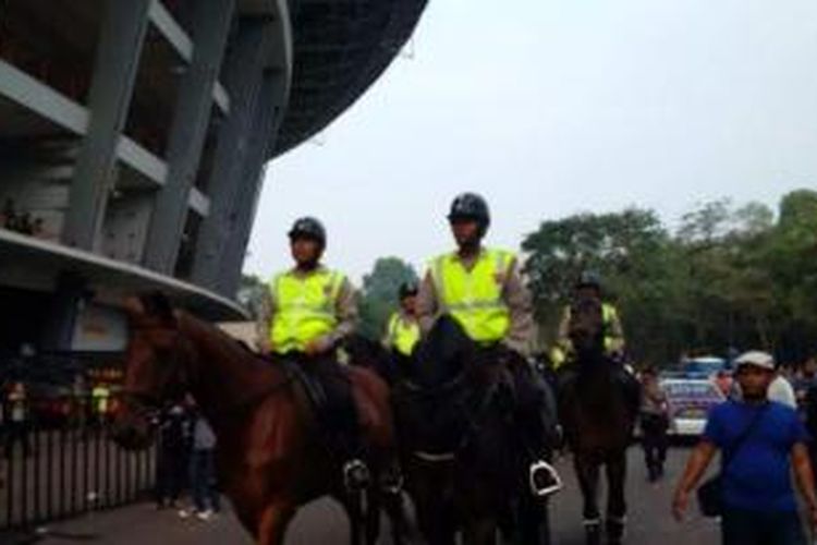 Polisi berkuda menyisir sekitar Stadion Utama Gelora Bung Karno (SUGBK) jelang final Piala Presiden, Minggu (18/10/2015).