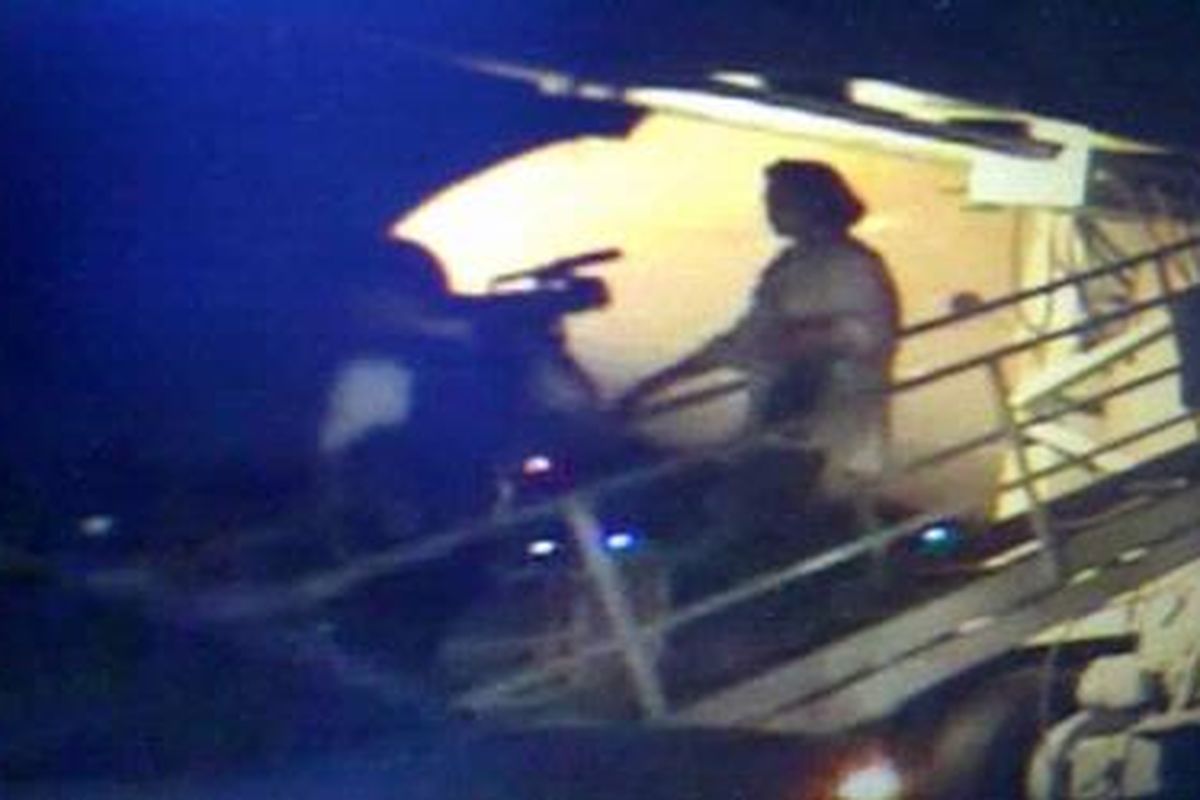 Nunun Nurbaeti saat turun dari pesawat di Bandara Soekarno-Hatta Jakarta, Sabtu (10/11/2011) petang.