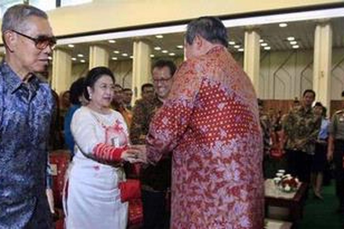 Presiden Susilo Bambang Yudhoyono bersalaman dengan mantan Presiden RI ke-5, Megawati Soekarnoputri usai acara memperingati Hari Kelahiran Pancasila di Gedung Majelis Pemusyawaratan Rakyat (MPR), Jakarta, Selasa (1/6/2010). Pada 1 Juni 1945 Bung Karno menyampaikan pidato tentang dasar-dasar bernegara yang kemudian diperingati sebagai Hari Kelahiran Pancasila. 