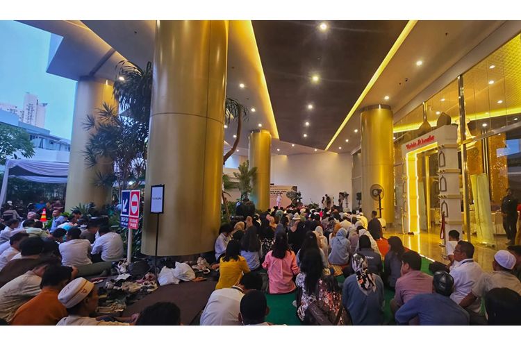Suasana buka puasa dan santunan anak yatim yang diadakan Springhill Group.