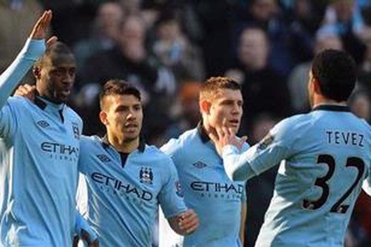 Gelandang Manchester City dari Pantai Gading, Yaya Toure (kiri), merayakan golnya bersama rekan-rekannya, striker Argentina Sergio Aguero (kedua dari kiri), gelandang Inggris James Milner (ketiga dari kiri), dan bomber Argentina Carlos Tevez, dalam laga pekan ke-27 Premier League melawan Chelsea di Stadion Etihad, Minggu (24/2/2013). City akhirnya menang 2-0. 