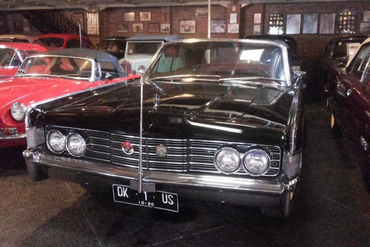 Lincoln Continental yang pernah digunakan Presiden Soekarno sebagai kendaraan dinasnya saat disimpan di Hauwkes Auto Gallery. Kemang, Jakarta Selatan, Senin (12/3/2018).