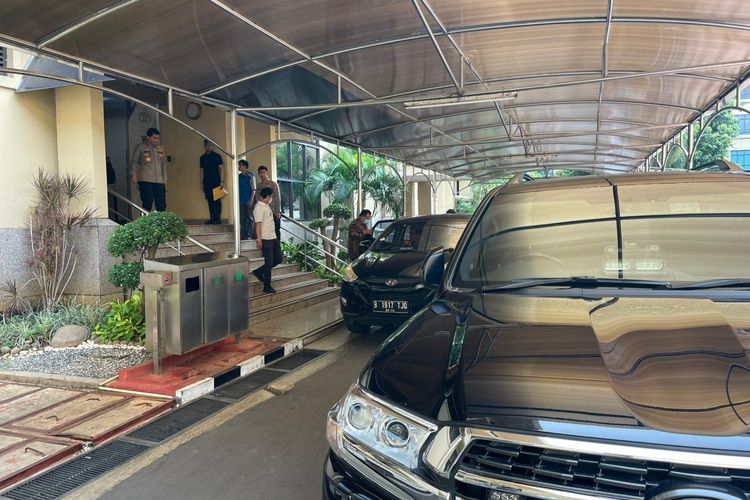 Ketua KPK Firli Bahuri keluar dari Gedung Rupatama Mabes Polri, Jakarta, Kamis (16/11/2023).