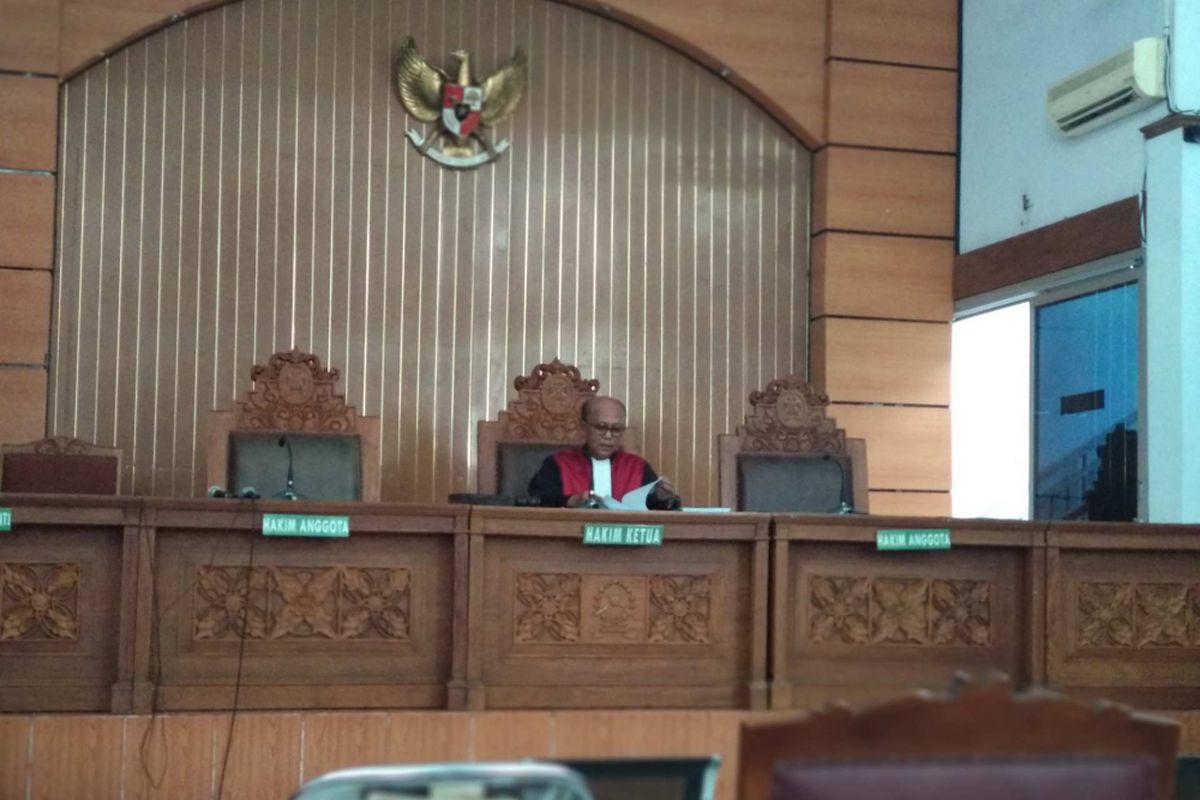 Hakim Achmad Guntur membacakan putusan praperadilan ganti rugi terhadap tiga orang yang dituduh mencuri motor di Pengadilan Negeri Jakarta Selatan, Selasa (23/1/2018).