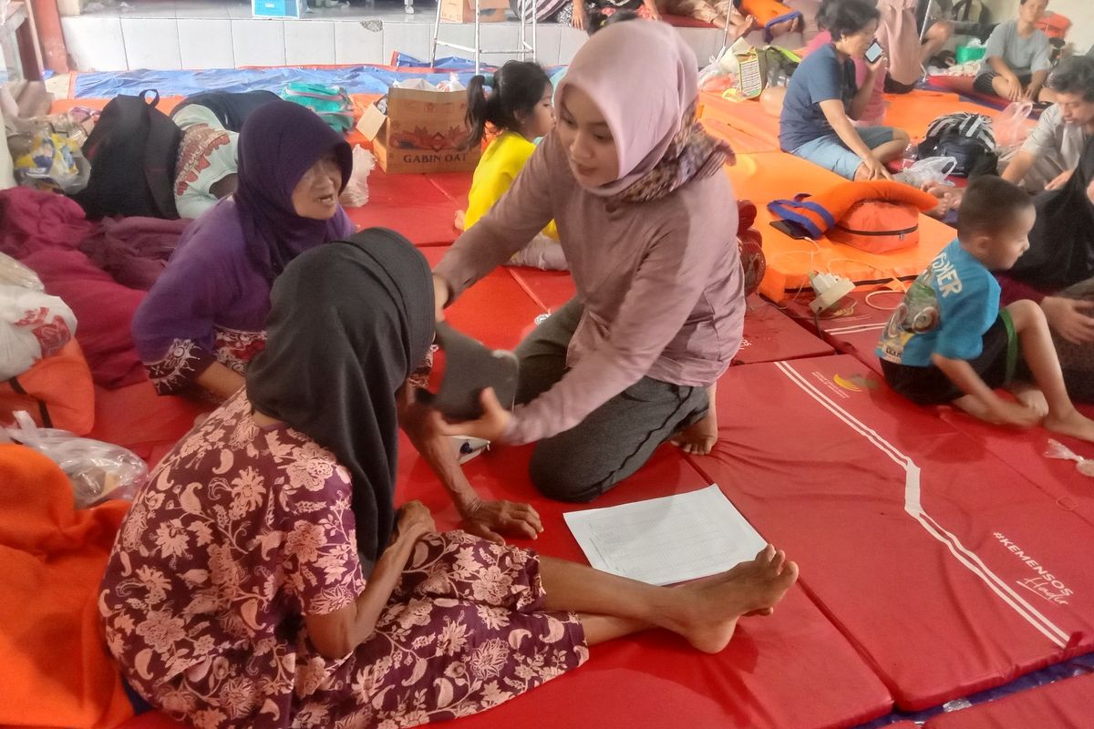 Warga Dusun Beluk, Desa Jombok, Kecamatan Kesamben, Kabupaten Jombang, Jawa Timur, yang mengungsi akibat banjir, menjalani pemeriksaan kesehatan, Rabu (12/12/2024).