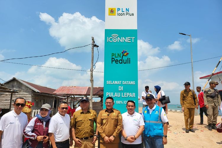 Tugu penanda tersambungnya internet di Pulau Lepar, Bangka Selatan.
