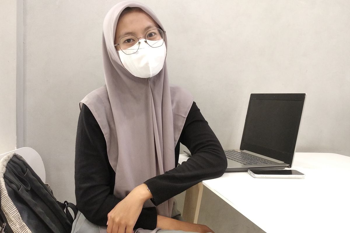 Aulyafillah, perempuan usia 22 tahun harus berkutat dengan keadaan ekonomi yang semakin pelik demi menghidupi keempat anggota keluarganya.