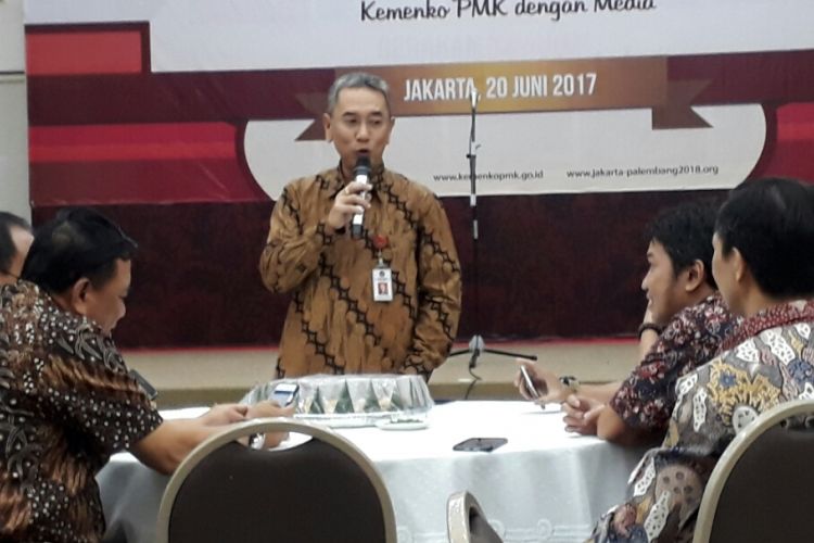 Sekretaris Kementerian Koordinator bidang Pembangunan Manusia dan Kebudayaan (Seskemenko PMK) Satya  Sananugraha di acara buka puasa bersama wartawan di kantor Menko PMK, Jakarta. Selasa (20/6/2017)