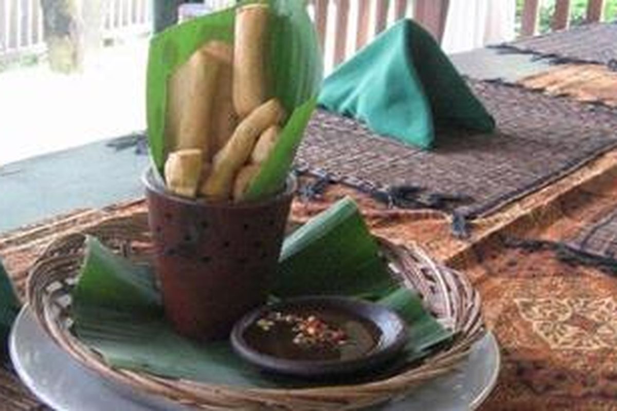 tahu petis yang disajikan di atas tembikar tanah 