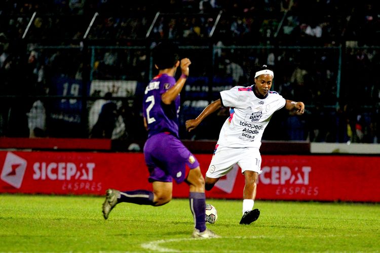 Legenda sepak bola Ronaldinho berseragam RANS Nusantara FC saat pertandingan Trofeo Meet The Star melawan Persik Kediri di Stadion Kanjuruhan Kepanjen, Kabupaten Malang, Minggu (26/6/2022) malam.