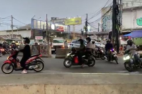 Lawan Arah di Simpang Caman Bekasi, Pengendara Motor Diteriaki 