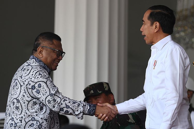 Presiden Joko Widodo (kedua kanan) berjabat tangan dengan Ketua DPD Oesman Sapta Odang (kiri) disaksikan Panglima TNI Marsekal TNI Hadi Tjahjanto (kedua kiri) dan Kapolri Jenderal Pol Tito Karnavian (kanan) saat menyaksikan geladi bersih Upacara Peringatan Detik-detik Proklamasi 17 Agustus di halaman Istana Merdeka, Jakarta, Kamis (15/8/2019). Presiden Joko Widodo akan bertindak sebagai inspektur upacara peringatan HUT ke-74 Kemerdekaan RI. ANTARA FOTO/Wahyu Putro A/hp.