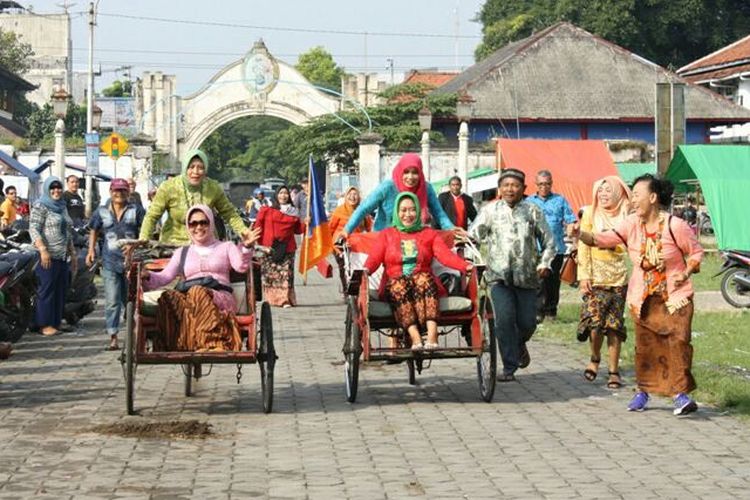 Ibu-ibu rumah tangga mengikuti perlombaan mengayuh becak memperingati Hari Kartini di Solo, Jawa Tengah, Sabtu (21/4/2018).