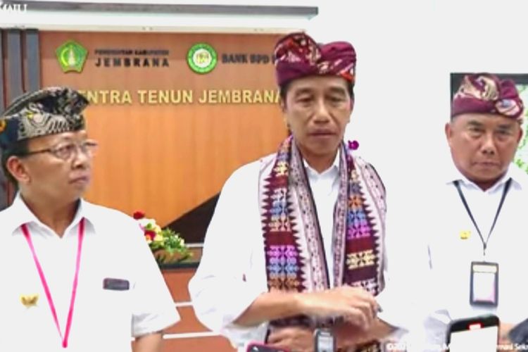 Presiden Joko Widodo saat memberikan keterangan usai mengunjungi sentra tenun di Jembrana, Bali, pada Kamis (2/2/2023).
