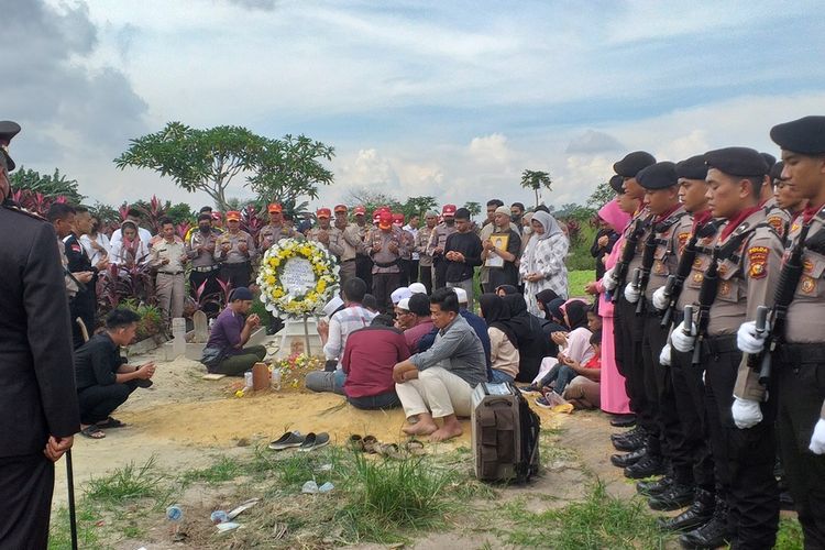 Jenazah Aiptu Ruslan dimakamkan secara militer di TPU Kartama, Kecamatan Marpoyan Damai, Kota Pekanbaru, Riau, Rabu (21/12/2022).