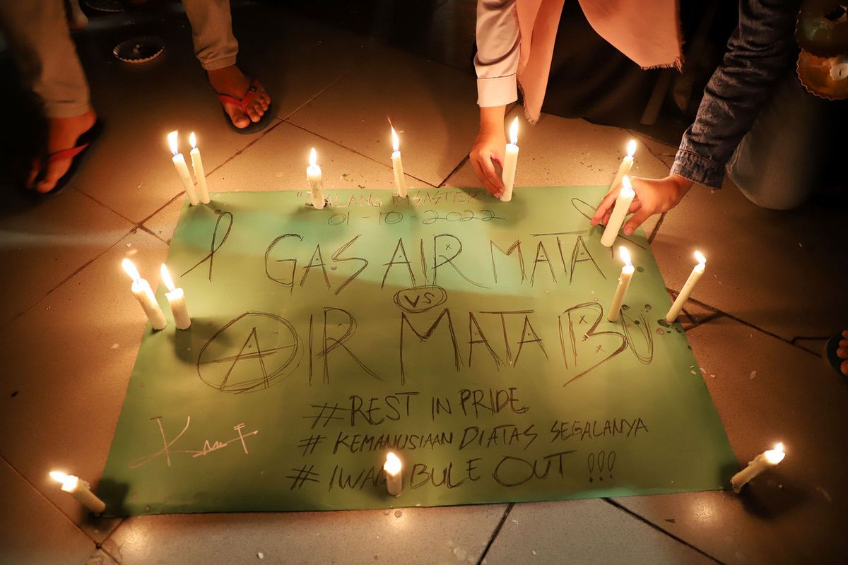 Wali Kota Surabaya Eri Cahyadi berdoa bersama Wakil Wali Kota Armuji dengan jajaran DPRD Surabaya, Forkopimda, ulama, kyai, pemain Persebaya beserta ribuan suporter dan masyarakat serta komunitas di halaman Taman Surya, Balai Kota, Selasa (4/10/2022) malam.