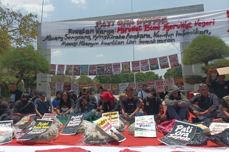 Tepat di Hari Vonis Sudewo, Warga Bawa 10 Ingkung Gelar Ruwatan di Pendopo Kabupaten Pati