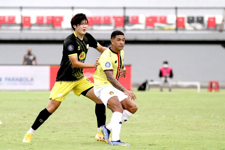 Pemain Asing Persik Kediri Dionatan Machado dijaga ketat pemain Barito Putera Kim Jinsung saat pertandingan pekan 32 liga 1 2021-2022 yang berakhir dengan skor 0-2 di Stadion Kapten I Wayan Dipta Gianyar, Sabtu (19/3/2022) sore.