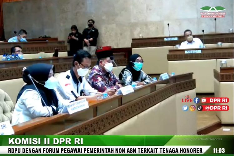 Tangkapan layar Komisi II DPR melakukan Rapat Dengar Pendapat Umum (RDPU) dengan Ketua DPP Forum Pegawai Pemerintah Non-ASN, Ketua GTKHNK 25+ Tendik Indonesia, Ketua FGHNLPSI PPPK Guru 2021 terkait Tenaga Honorer, Kamis (10/2/2022).