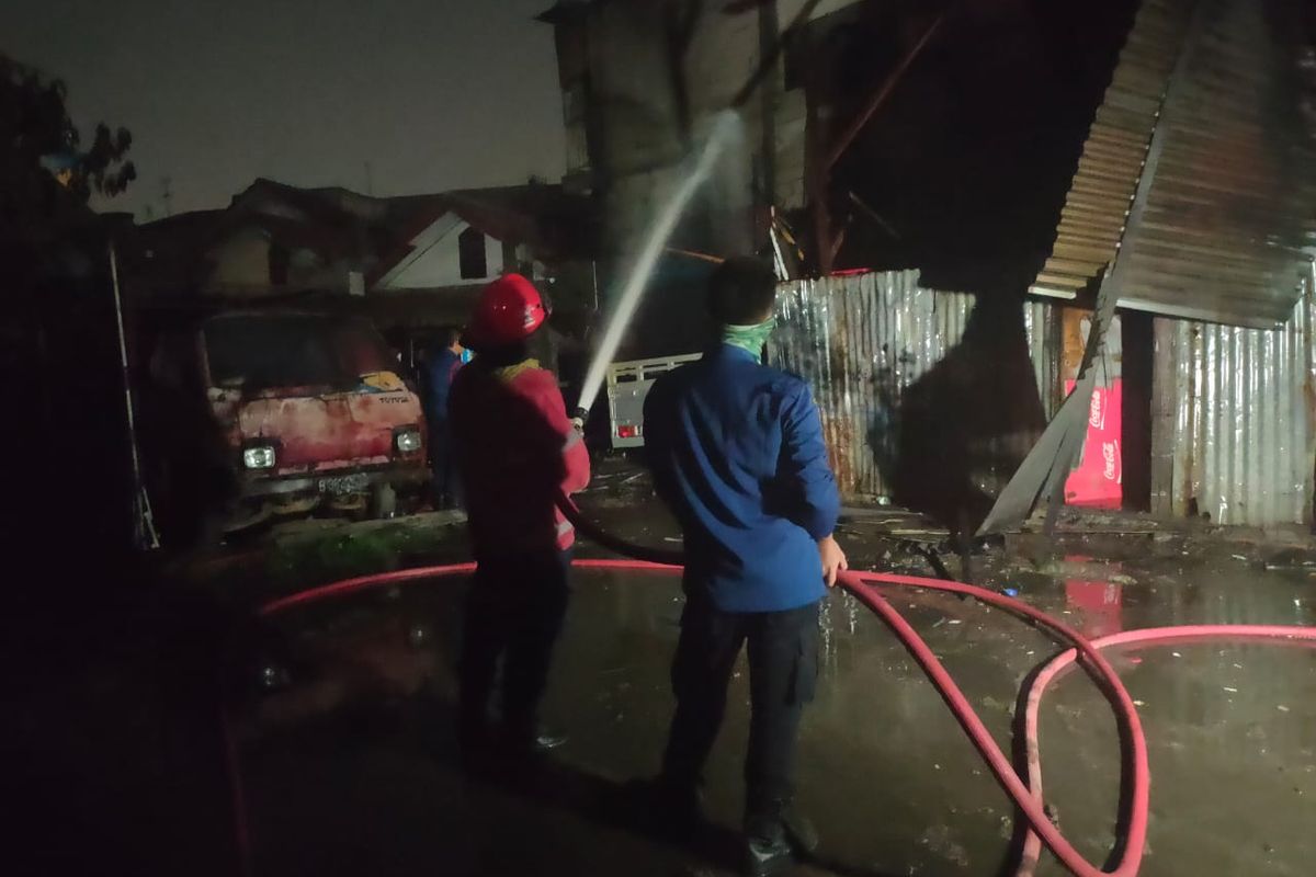 Pemadam kebakaran Kota Bekasi tengah melakukan pendinginan terhadap gudang minuman yang terbakar di Jalan Kaliabang Gatet, Medansatria, Rabu (11/12/2019) malam.