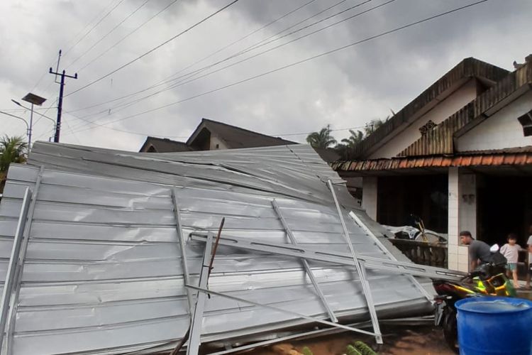 Dipicu awan cumulonimbus, puluhan rumah warga di Bangka rusak dihantam puting beliung, Senin (23/10/2023).