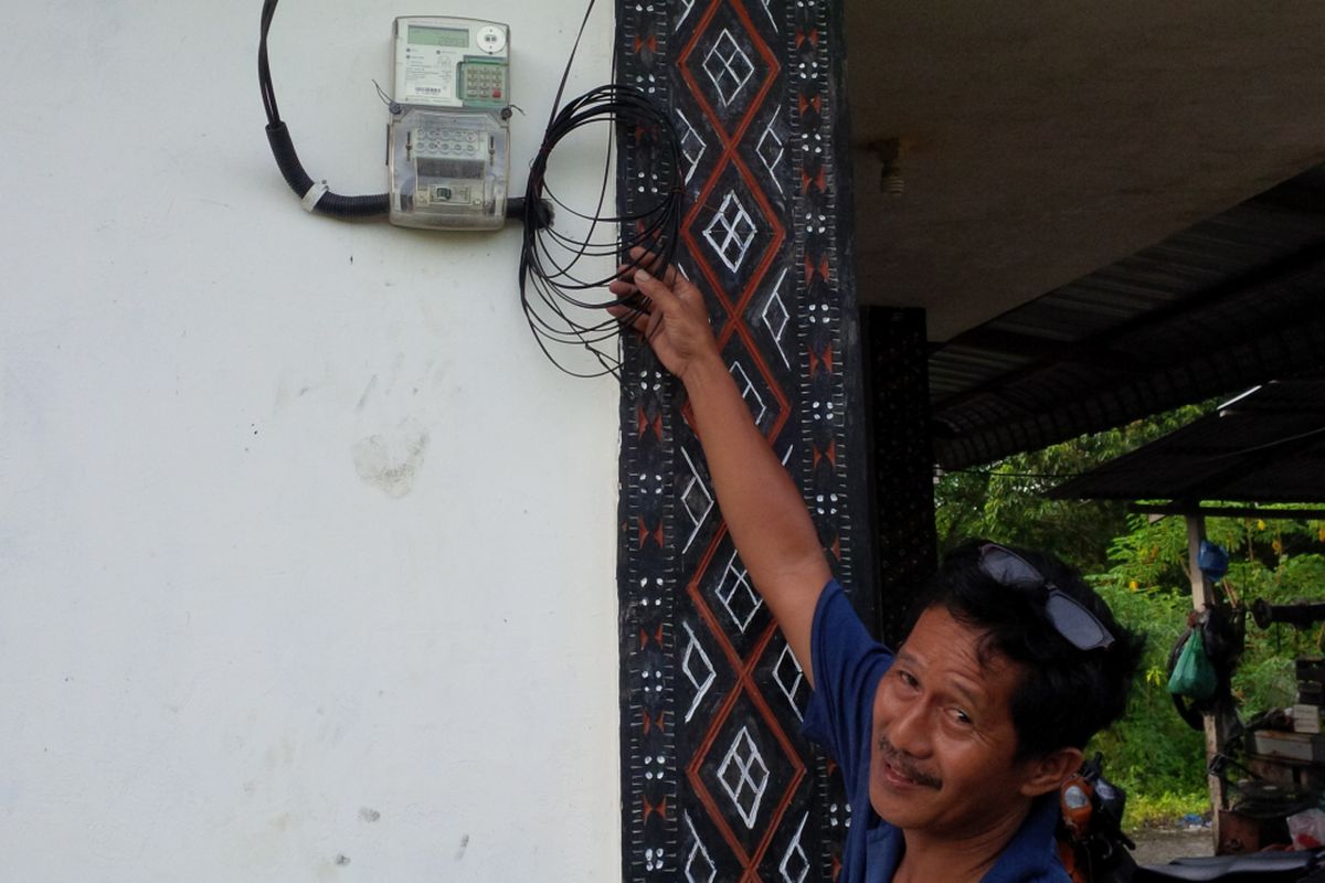 Yohanis menunjukkan meteran listrik miliknya yang membuat dirinya didenda PLN sebesar Rp 7,6 juta karena meteran itu tidak sesuai dengan dengan namanya. Yohanis mengaku memercayakan pemasangan meteran itu pada instalator milik salah satu pegawai PLN.