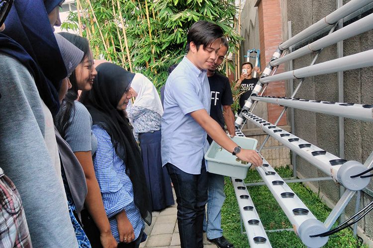 Arka Atyanto (depan), saat memberikan contoh belajar menanam hidroponik di Restoran Mie Setan Gresik.