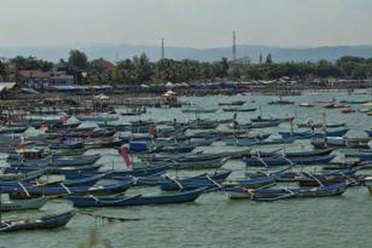 Perahu nelayan tambat di Pantai Pangandaran Timur, Kabupaten Pangandaran, Jawa Barat, Minggu (5/5/2013). Kawasan yang pernah hancur karena tsunami 2006, kini sudah pulih dan menjadi salah satu tujuan wisata di Jawa Barat.