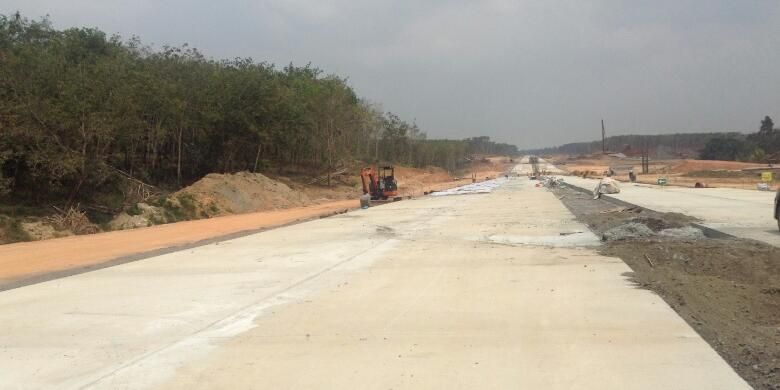 Proyek Jalan Tol Terbanggi Besar-Bakauheni, Lampung. Gambar diambil Jumat (6/11/2015).