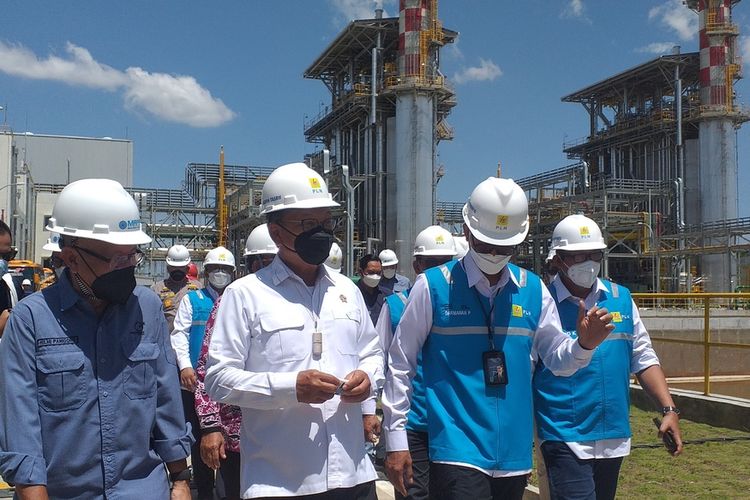 Menteri ESDM Arifin Tasrif saat mengelilingi areal PLTGU Riau di Kota Pekanbaru, setelah resmi dioperasikan, Kamis (12/5/2022).