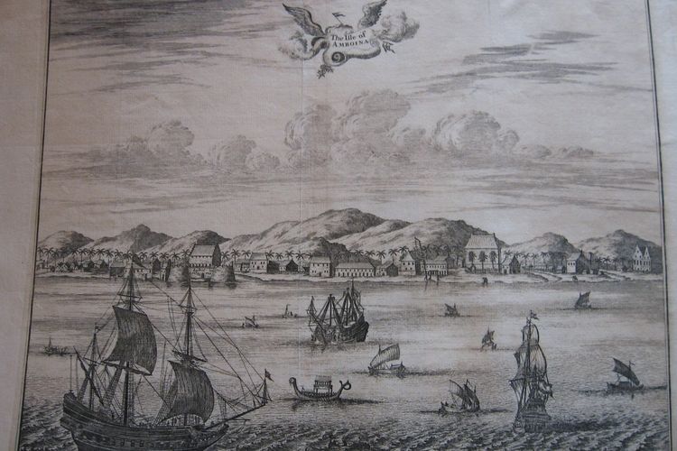 Ambon pada abad ke017 dengan Benteng Victori di sebelah kiri gambar