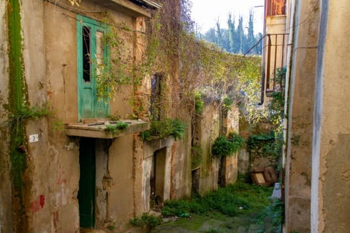 Kondisi perumahan di Desa Cinquefrondi yang mengalami masalah depopulasi.  