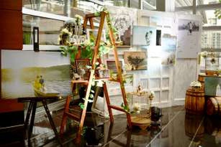 Rustic wedding menekankan pada dekorasi pesta yang serba natural. Elemen kayu dan tanaman hijau jadi dasar utama untuk hampir semua desain hiasan pesta.