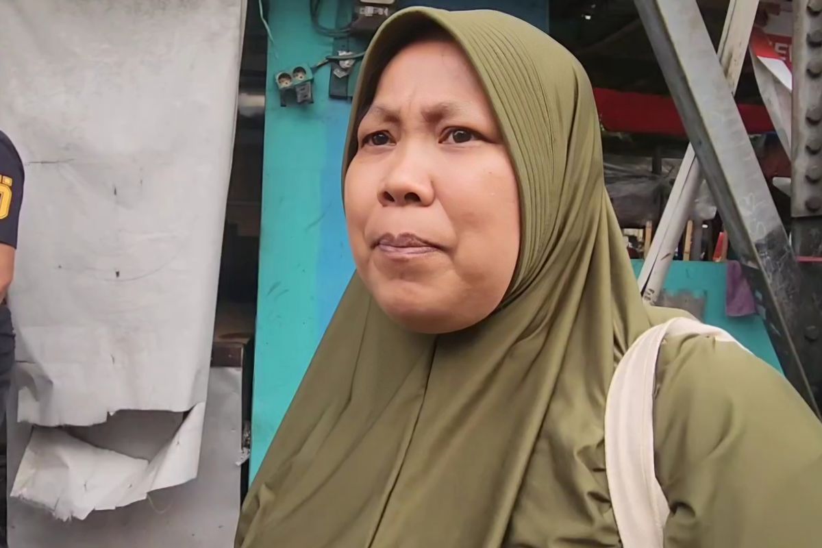 Seorang perempuan bernama Santi mengaku, anaknya menjadi korban pembacokan dan diduga peristiwa itu menjadi pemicu bentrok antar organisasi masyarakat (ormas) di Jalan TB Simatupang, Pasar Minggu, Jakarta Selatan, Selasa (18/6/2024).