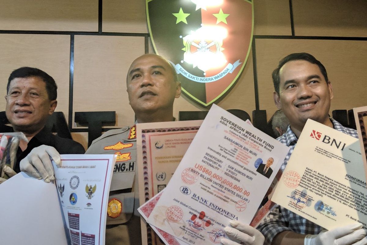 Kapolres Metro Tangerang Kota, Kombes Pol Sugeng Heriyanto memegang bukti surat-surat diklaim oleh Kerajaan Fiktif King of The King, Jumat (31/1/2020)