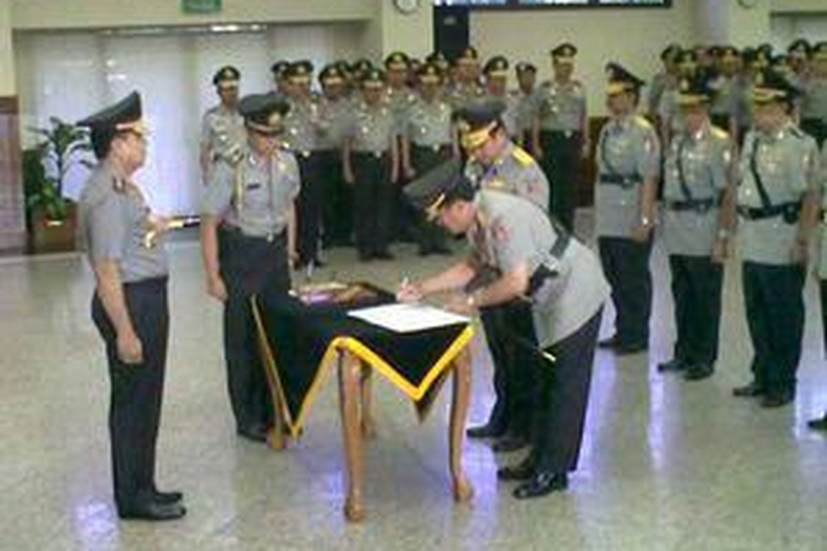 Komjen Susno Duadji menandatangani surat serahterima jabatan (sertijab) kepada Irjen Ito Sumardi di Mabes polri, Senin (30/11). Susno selanjutnya menjadi perwira tinggi Polri.