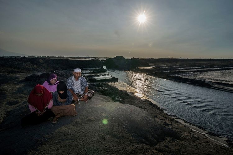 Warga korban lumpur Lapindo mengikuti acara silaturahim dan doa bersama, menandai peringatan 11 tahun bencana di Porong, Sidoarjo, Jawa Timur, Kamis (25/5/2017). Sejak Mei 2006 silam, semburan lumpur telah menggenangi 16 desa di tiga kecamatan yang membawa dampak besar bagi masyarakat sekitar hingga aktivitas perekonomian di Jawa Timur.